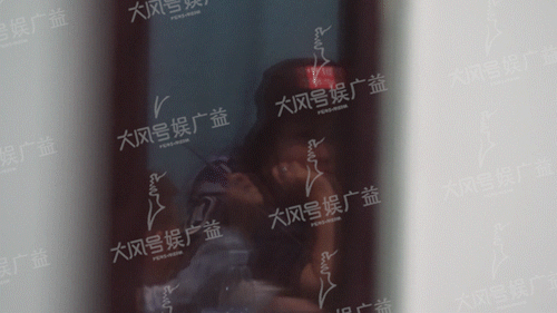 何洁产后忙工作赚钱    带儿吃饭心不在焉表情超敷衍