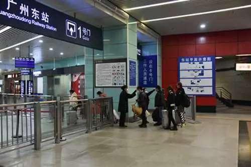 护送你的返程，他们准备好了