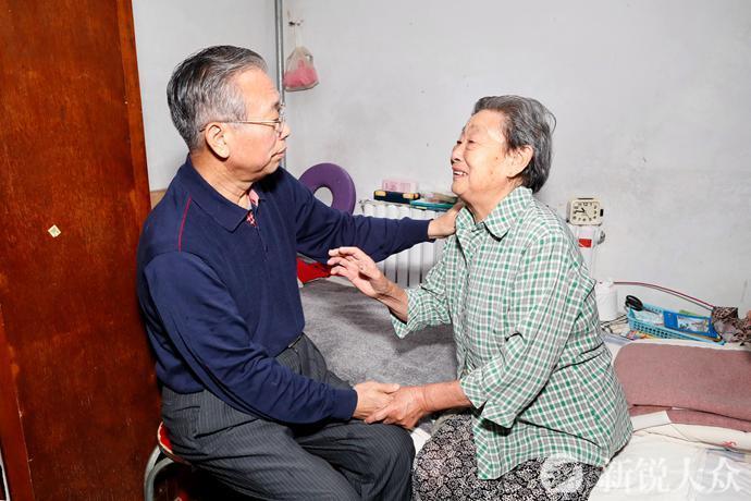 刘家义看望慰问困难群众并致以节日祝福