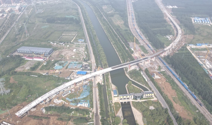 济郑高铁山东段跨小清河特大桥展现雄姿