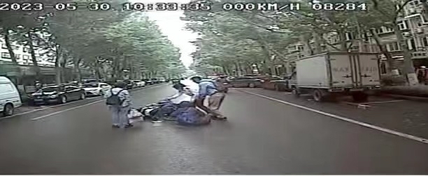 市民骑车摔倒  济南公交司机果断停车帮扶