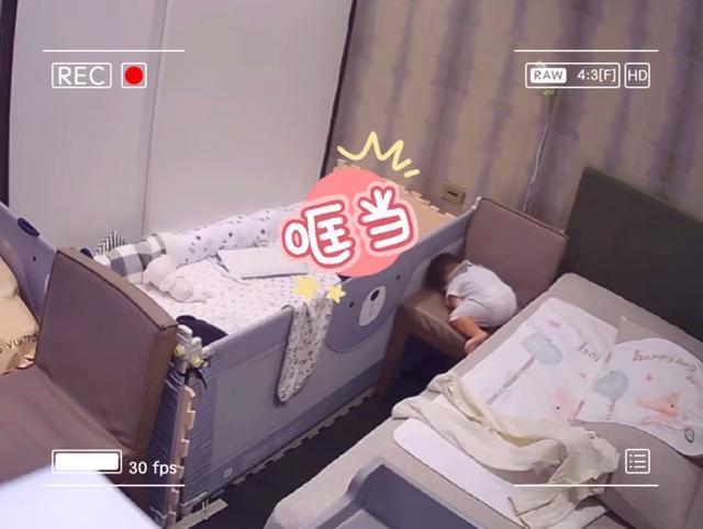 安以轩儿子翻越床板超惊险，小小年纪身手不错化险为夷