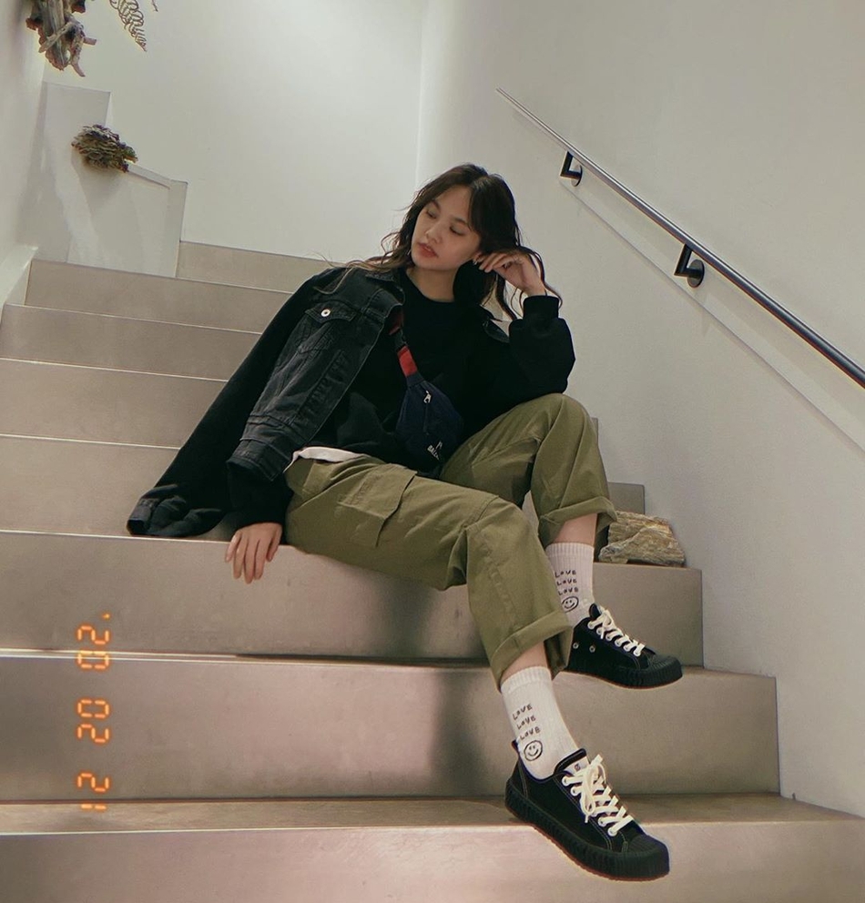 杨丞琳晒穿搭潮范十足 披黑色外套超有型