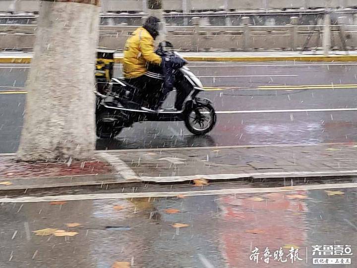 济南迎来首场降雪，环卫工和外卖小哥简直要忙坏了！