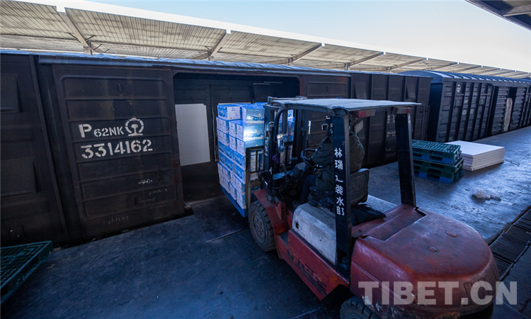 湖北加油！西藏筹集价值850万的天然饮用水和牦牛肉驰援湖北