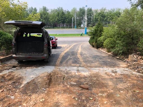 【啄木鸟在行动】经十路“临港南区”公交站南侧有渣土裸露