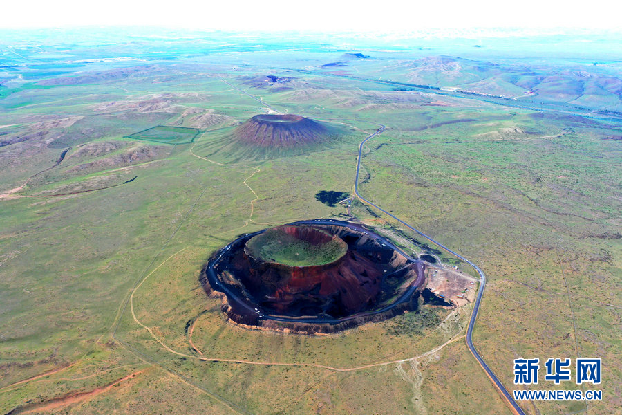 500米高空俯瞰草原火山