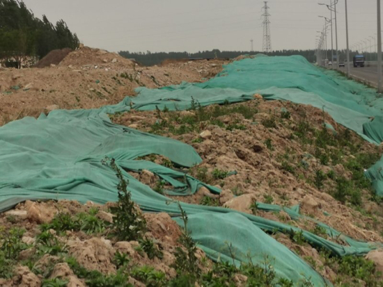 裸漏渣土无人管 大风一过尘满天