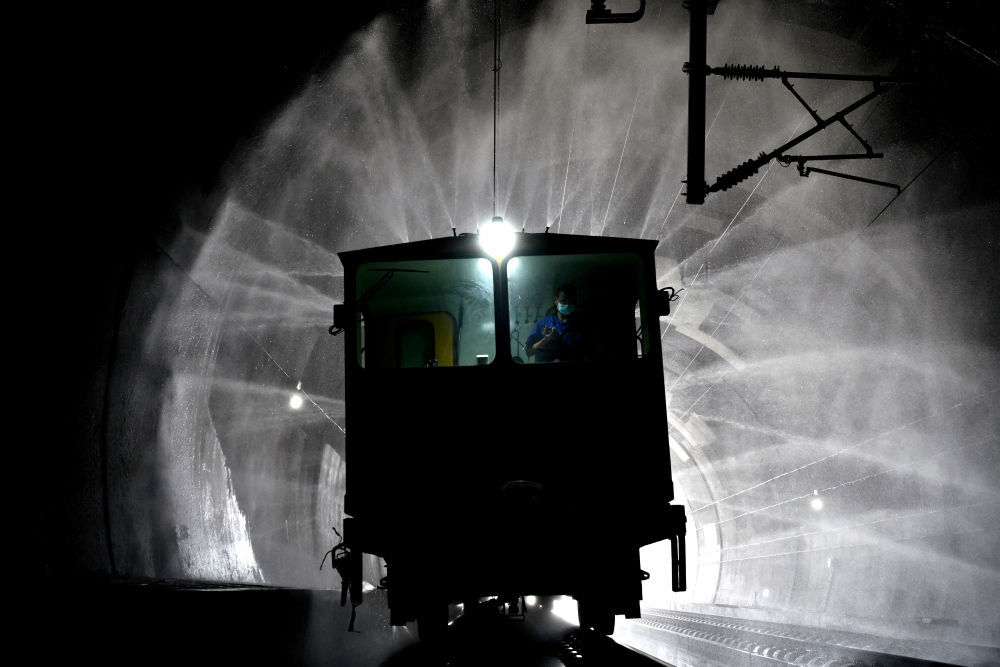 济莱高铁上驶来了隧道清洗车