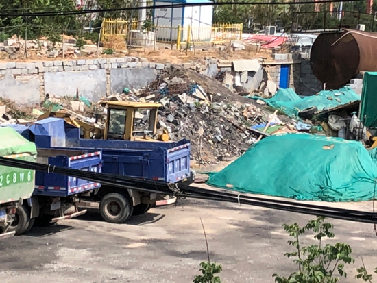 【啄木鸟在行动】凤岐路“建大花园”公交站南侧70米路西存在扬尘隐患