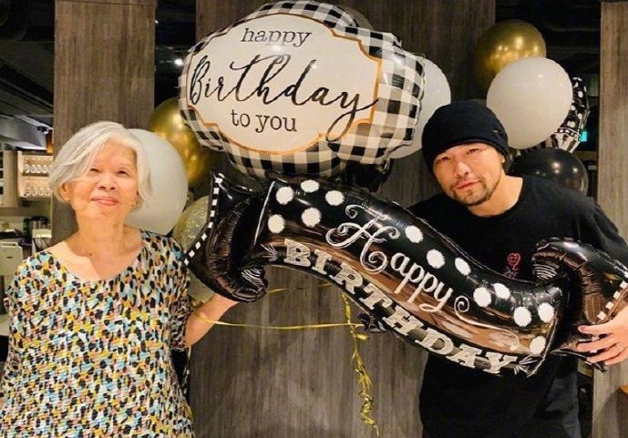 周杰伦|周杰伦妈妈太fashion！周董大喊：比我还会穿