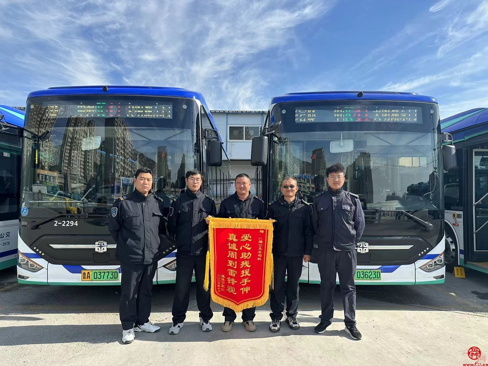济南公交K41路驾驶员爱心助残 市民送锦旗表示感谢