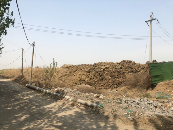 【啄木鸟在行动】围挡“藏”不住！章丘区白云湖桥路边渣土成山 未覆盖