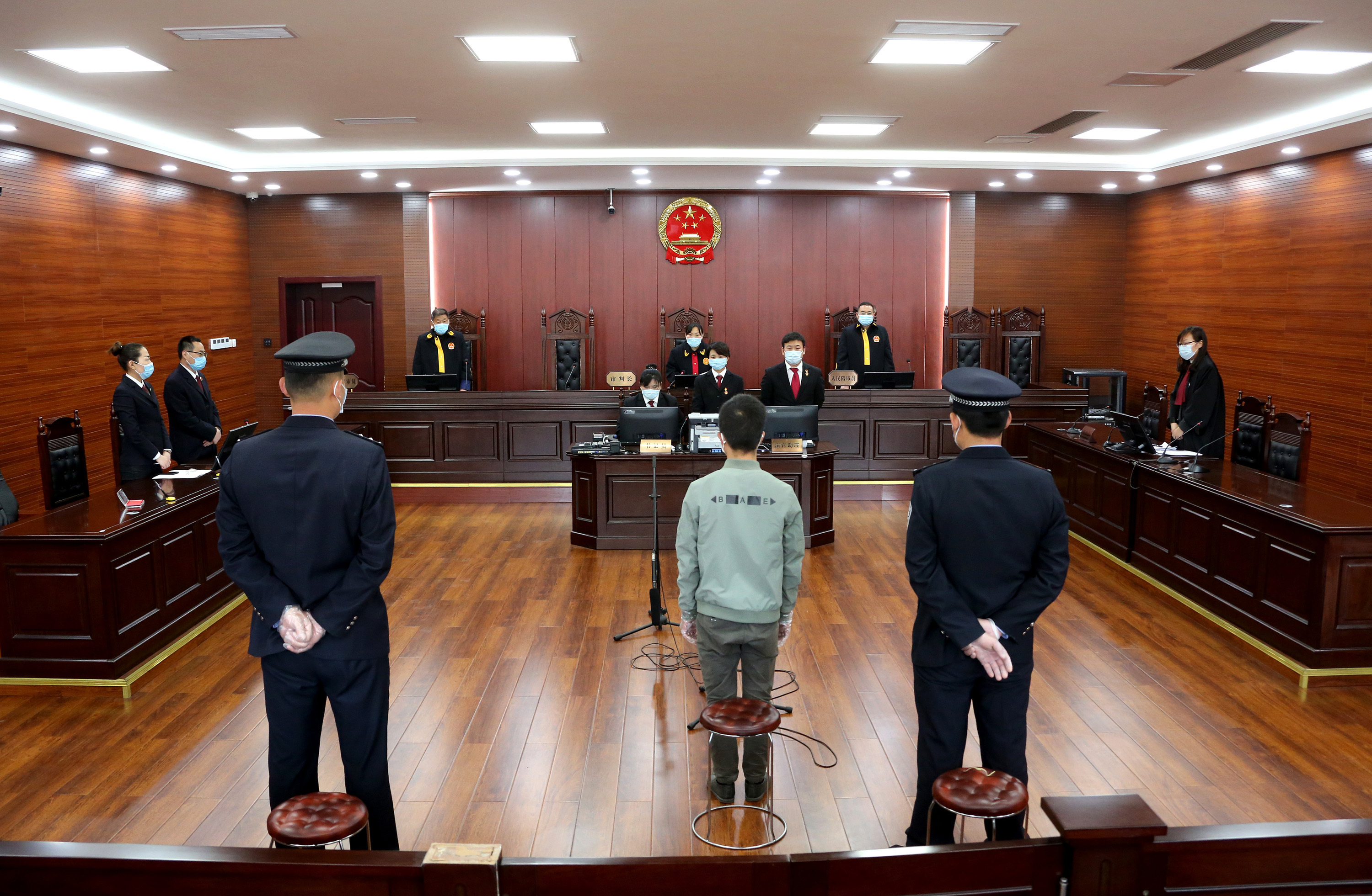 疫情期间谎称出售口罩诈骗百万元，枣庄陈某获刑10年，两起口罩诈骗案在枣庄市中区法院快审快判