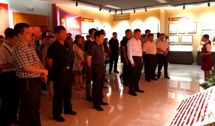 济南市残联组织观看“不忘初心、牢记使命”主题教育档案文献展