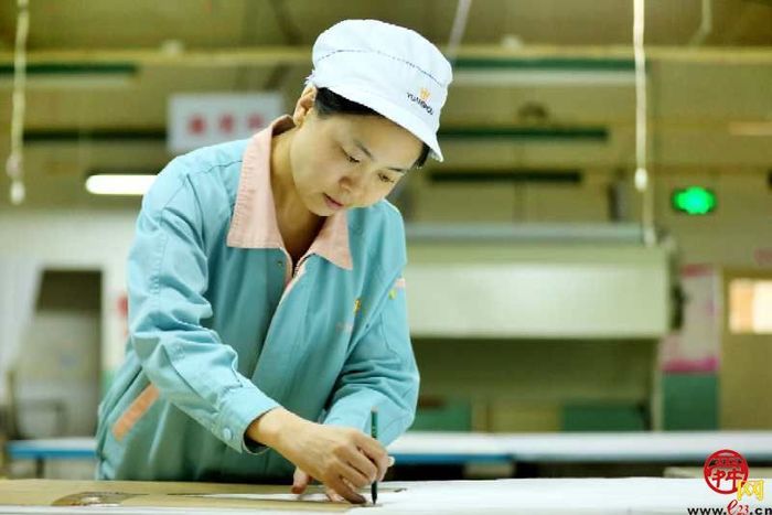 缝纫女工：一针一线　用“匠心”缝制人生