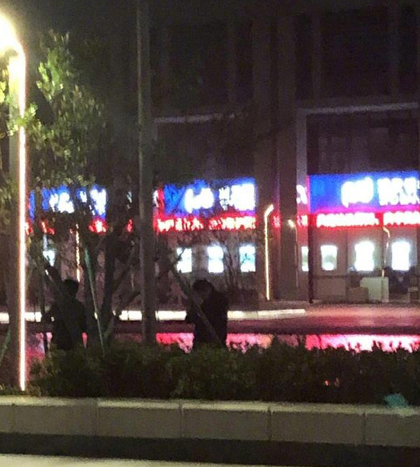 华少到出事地悼念高以翔 一身黑衣双手合十祈祷