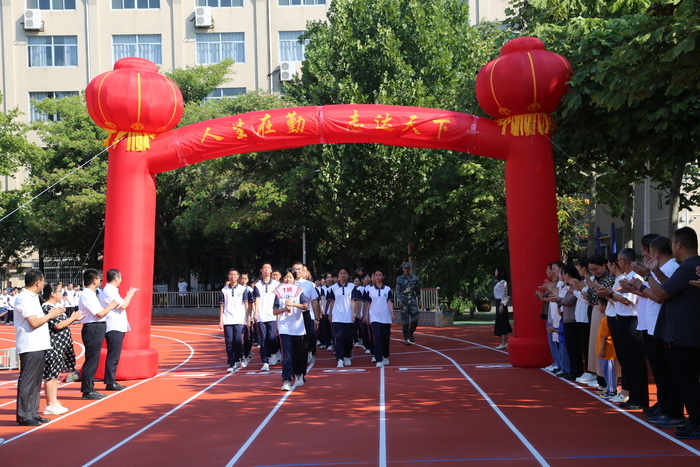 “新新向荣”济南市历城第五中学军训“大片”拉开新学期序幕