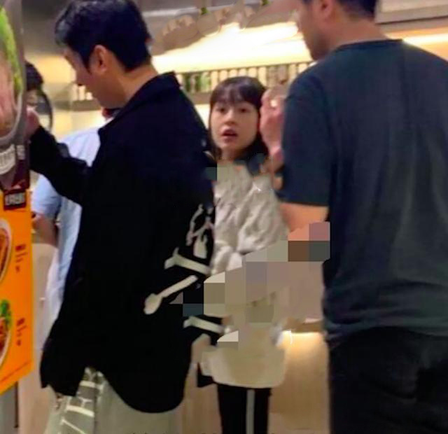 王思聪被“限制消费”后，搂美女吃高级餐厅，坐豪车一起回家