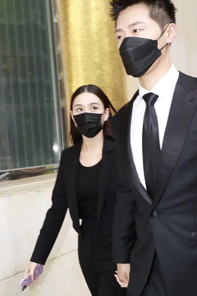 窦骁反手抱女友满眼爱意，何超莲害羞躲男友怀里