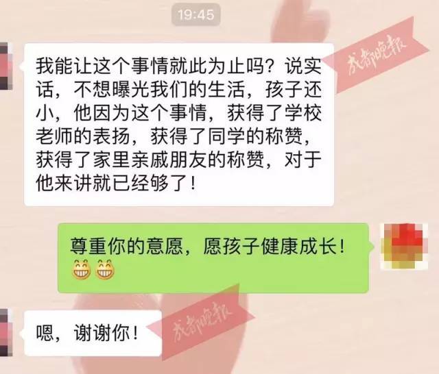 男童地铁上守护熟睡妈妈，把肩膀给妈妈倚靠，下车前一幕更暖心！