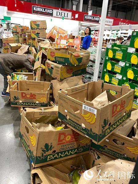 确认首例社区传播新冠肺炎死亡病例 美国超市出现抢购