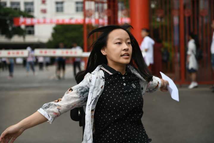 高考表情：微笑+拥抱