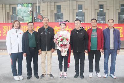 中国女排两名山东队员载誉归来！知道她们现在最想干啥吗？