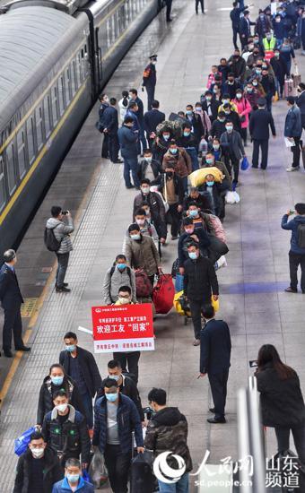 战“疫”日记：政府“包火车”接农民工返岗——山东省复工复产农民工返济专列“跟车记”
