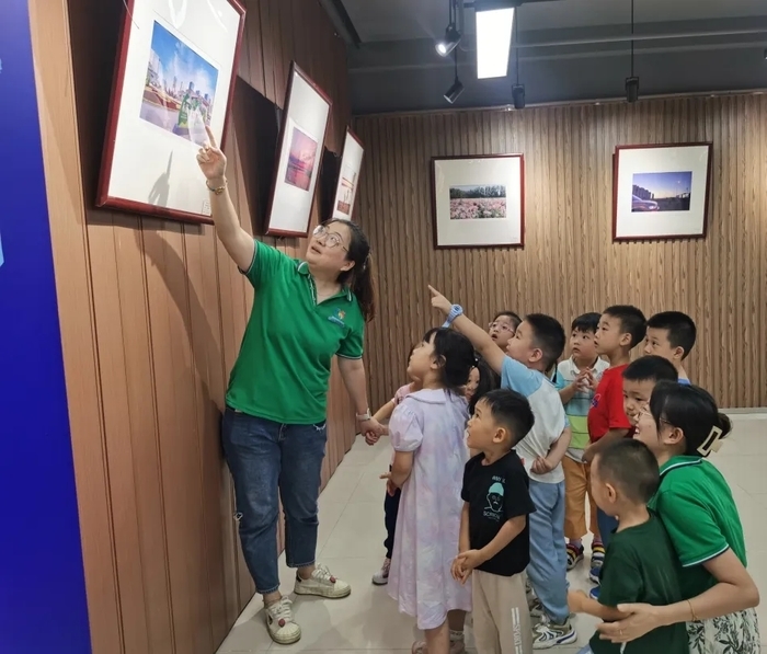 槐荫区第三实验幼教集团：参观摄影展，激发爱家乡情感