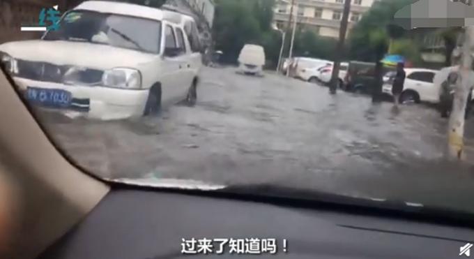 “就当你是船稳住别熄火”，小哥用标准“天津话”给车加油 感受下这画风……