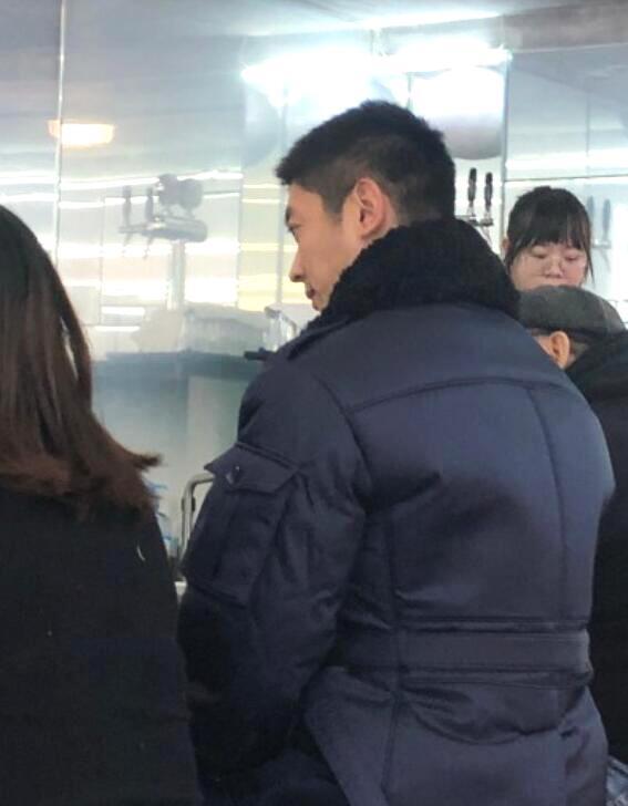 太接地气了！杜江霍思燕夫妇低调现身网红面馆排队就餐