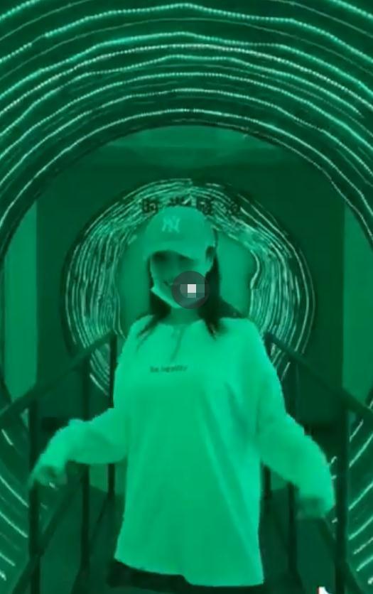 甜馨|李小璐母女出游，自己打扮成20岁少女，却把甜馨穿成土娃？这是什么情况？