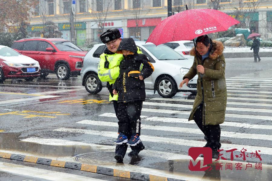 文明济南经得起大雪检阅 因为有人一直在行动