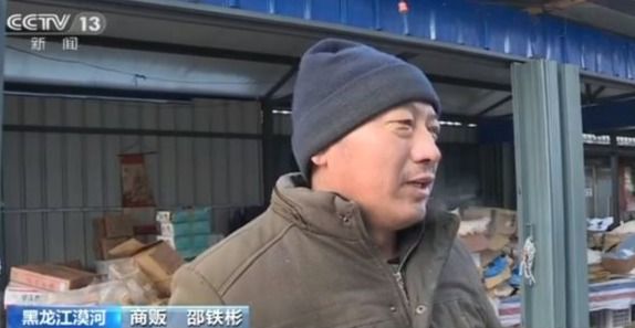 东北卖鱼得用锯！锯的过程中，一条鱼会掉1斤左右，鱼贩：心疼