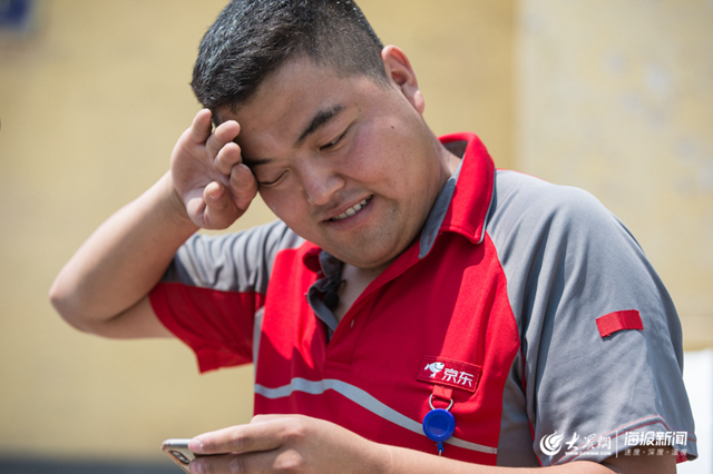 35℃下的快递小哥：每天一百个件，跑200公里