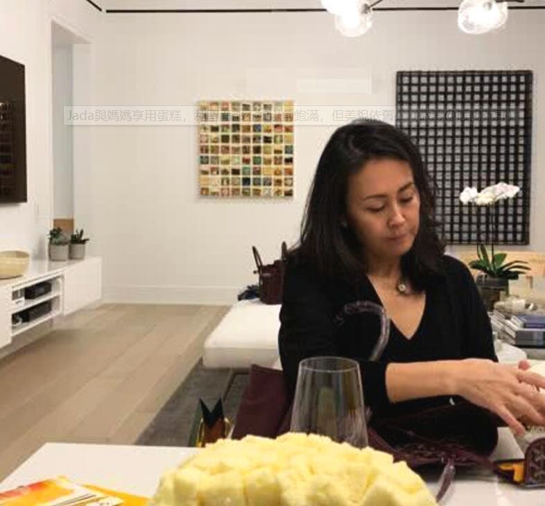 李连杰58岁妻子素颜近照，容颜不老风韵犹存，网友：岁月不败美人