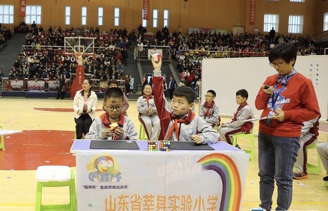 蒙眼玩魔方?山东这所幼学学生正在全邦思想运动会上引闭注