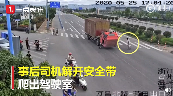 一点都不可笑！货车急刹致车头90°翻折 网友调侃：给您鞠躬啦