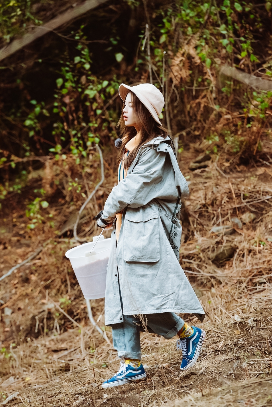 哈哈农夫变“挑夫” 王源贾乃亮挑百斤担走得踉跄