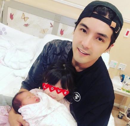 贺军翔二胎得女|甜Skr人!贺军翔二胎得女晒一家四口合照 网友:恭喜小美 辛苦了翔嫂