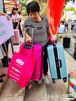 开学季少不了父亲的肩头、母亲的臂弯！记者直击山师迎新现场