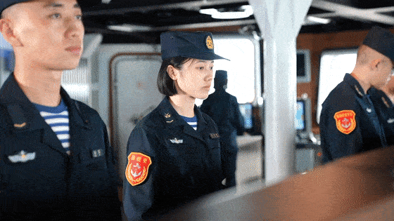  帅！24岁姑娘掌舵山东舰劈波斩浪