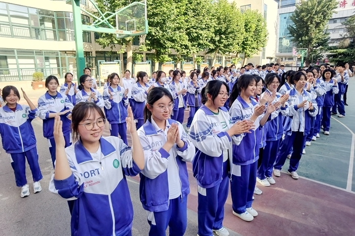 为高三学子减压，济南中学开展心理素质拓展活动