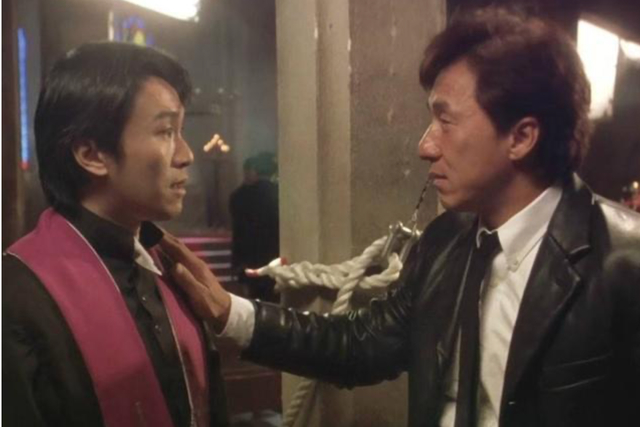 《喜剧之王》中,吴孟达饰演了一位在片厂当场务的卧底警察,而成龙则在