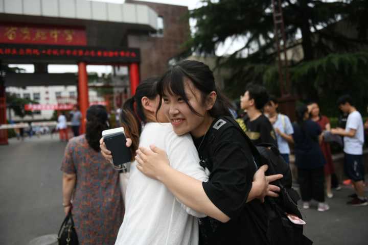 高考表情：微笑+拥抱