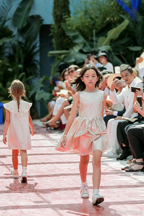 李亚鹏父女七夕节做义卖|李亚鹏父女七夕节做义卖，李嫣摆拍姿势神似王菲