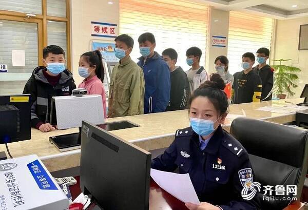 “集中办证周” 山东公安为48.9万余中小学生办理居民身份证