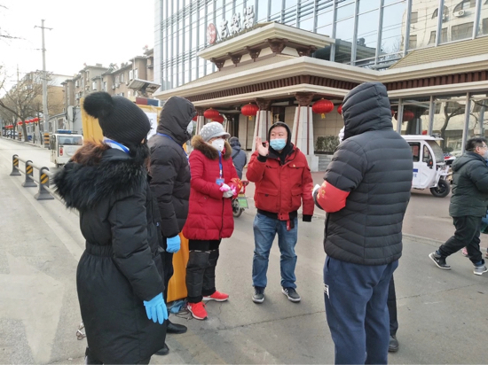 隔着玻璃跟1岁儿子说再见：对不起，爸爸还有一场战“疫”要打！