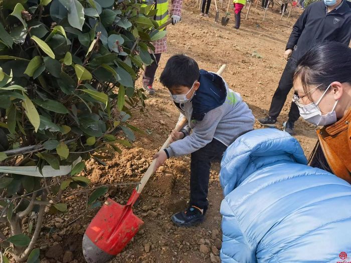 播种绿色，童心向党 济南高新区瀚阳学校5.1中队开展志愿服务活动